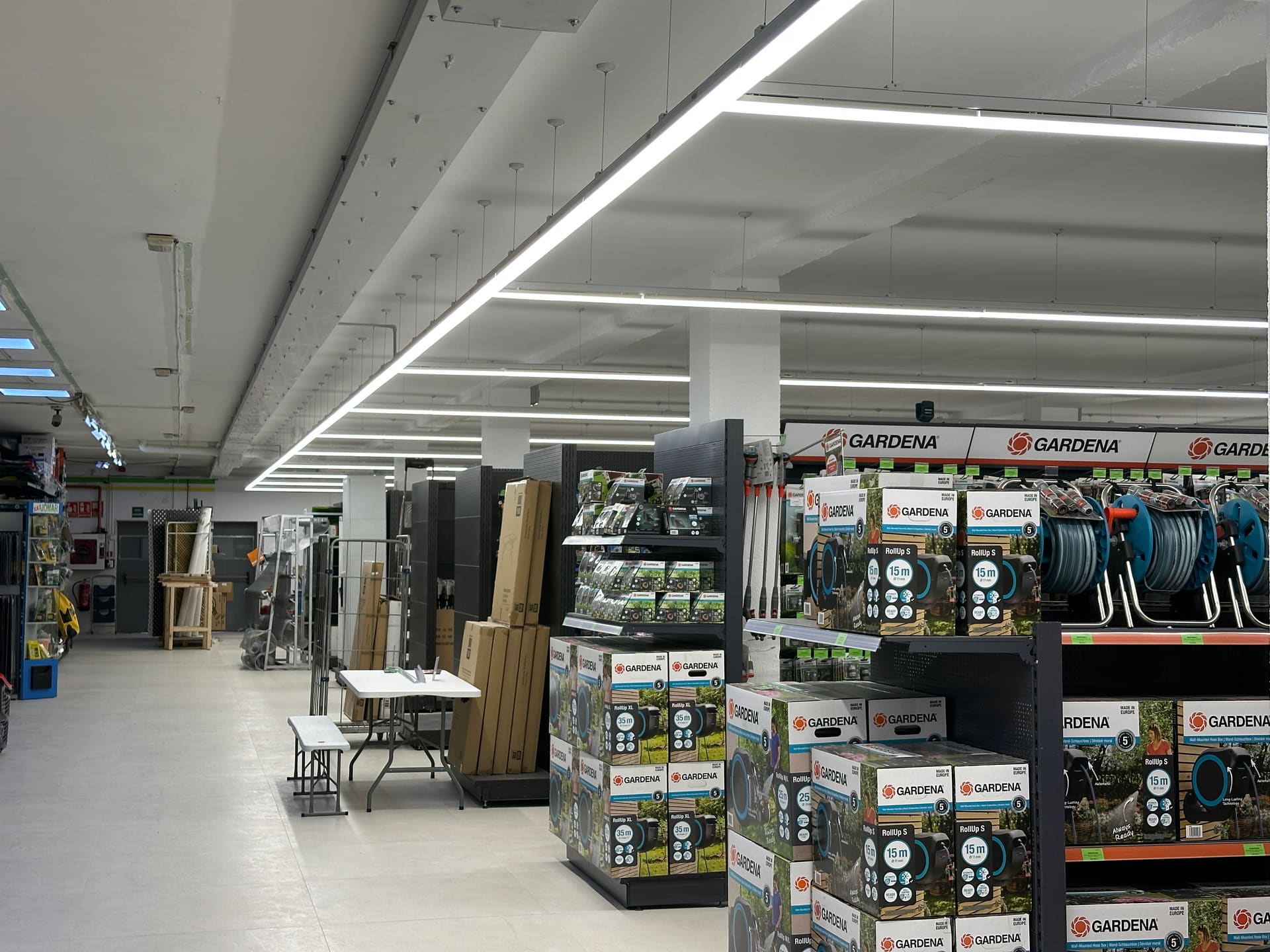 Iluminación lineal en gran superficie comercial
